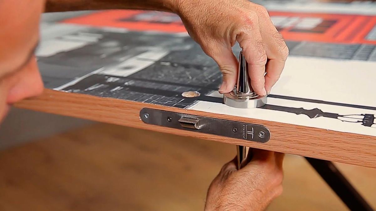 Cómo empapelar una puerta de interior paso 7