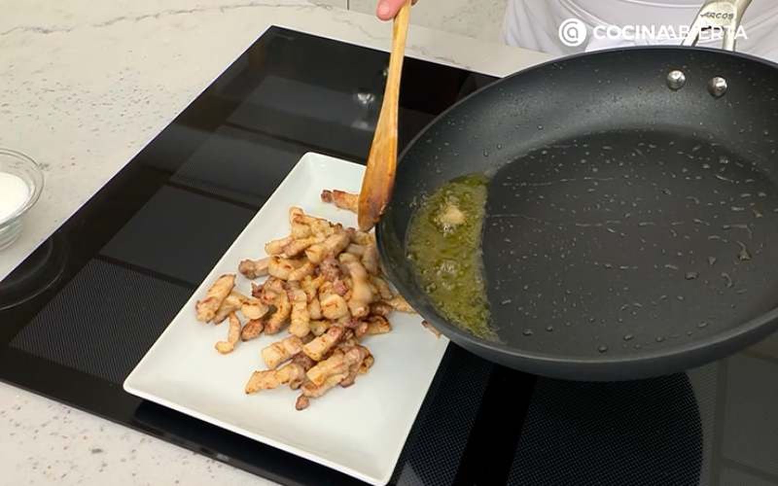 Reserva el guanciale o panceta en un plato Reserva el guanciale o panceta en un plato