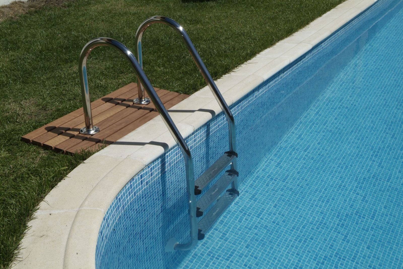 416 (2) Colocacion escalera en piscina xl