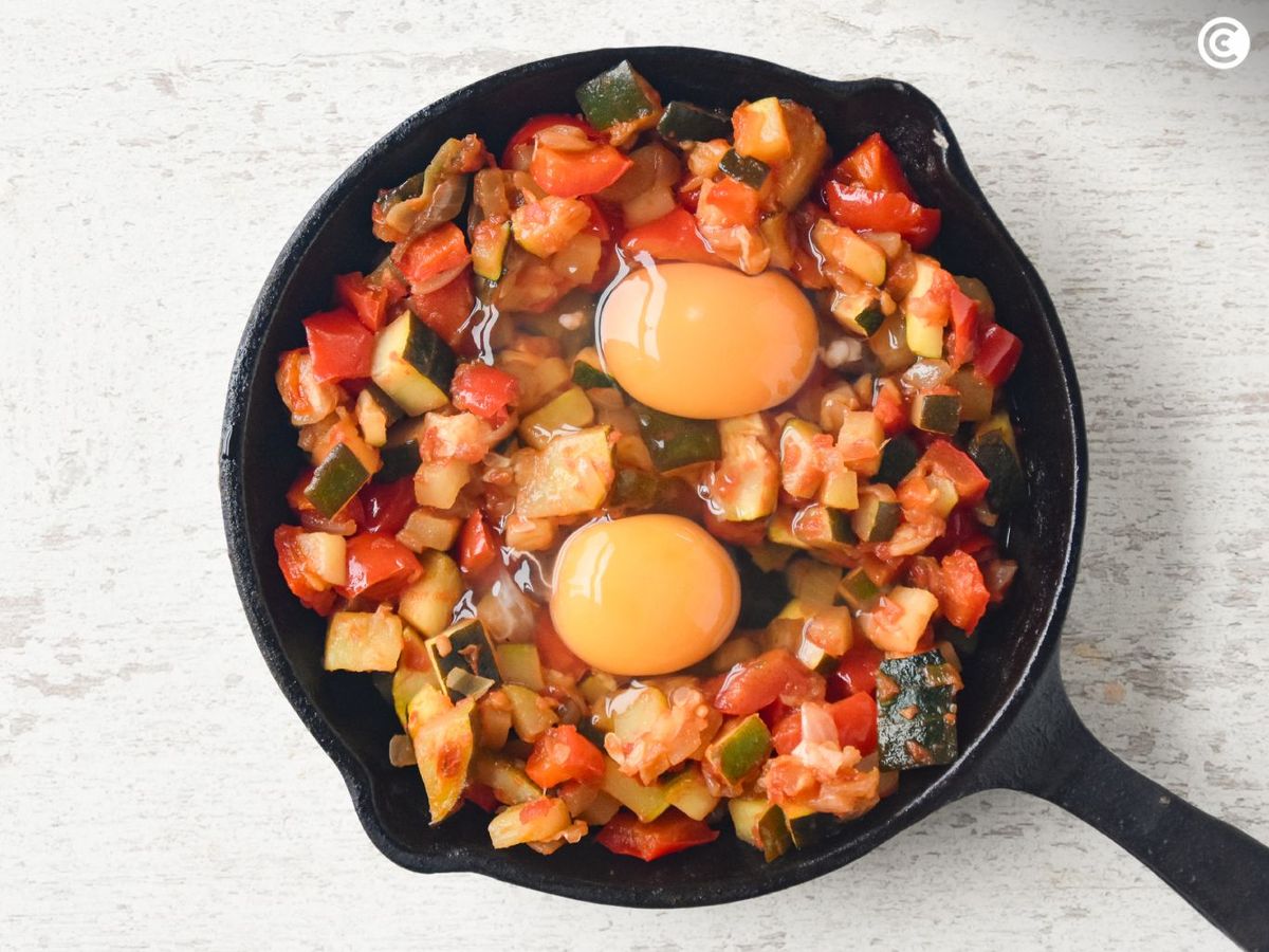 Añadir los huevos al pisto