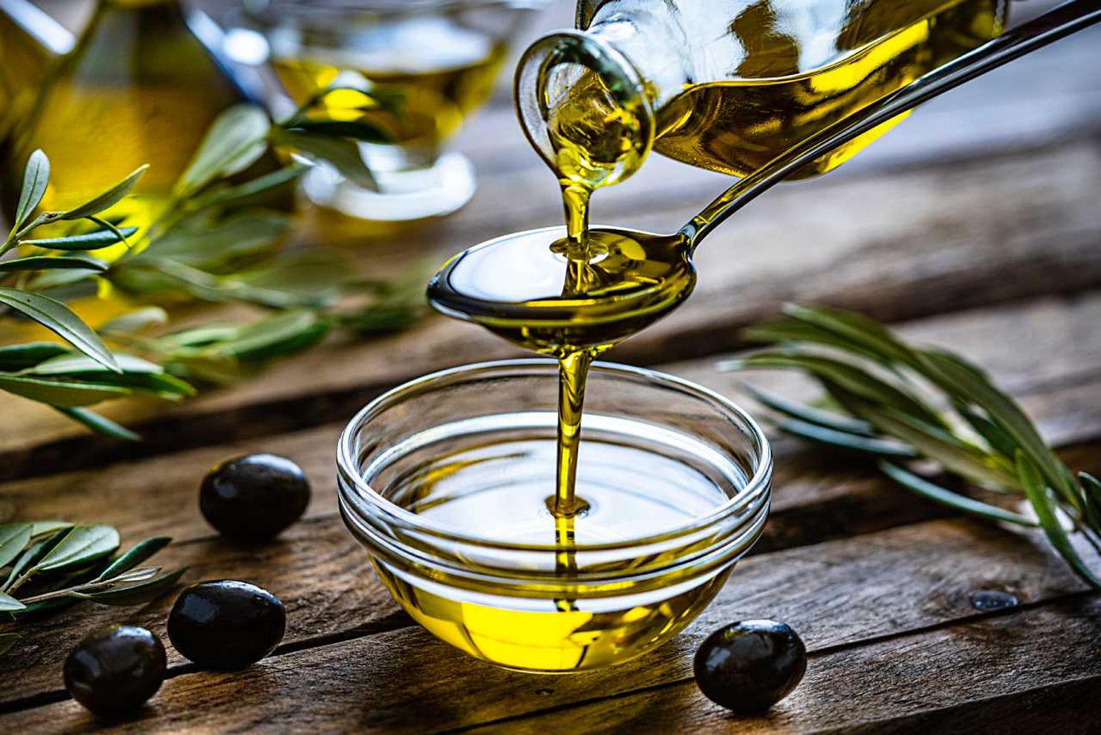 Aceite de oliva extra virgen sin refinar, orgánico y prensado en frío.
