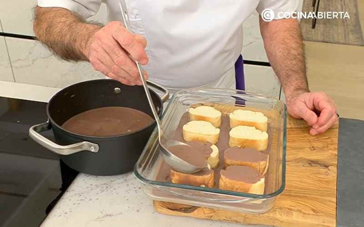 Cubre las rebanas de pan