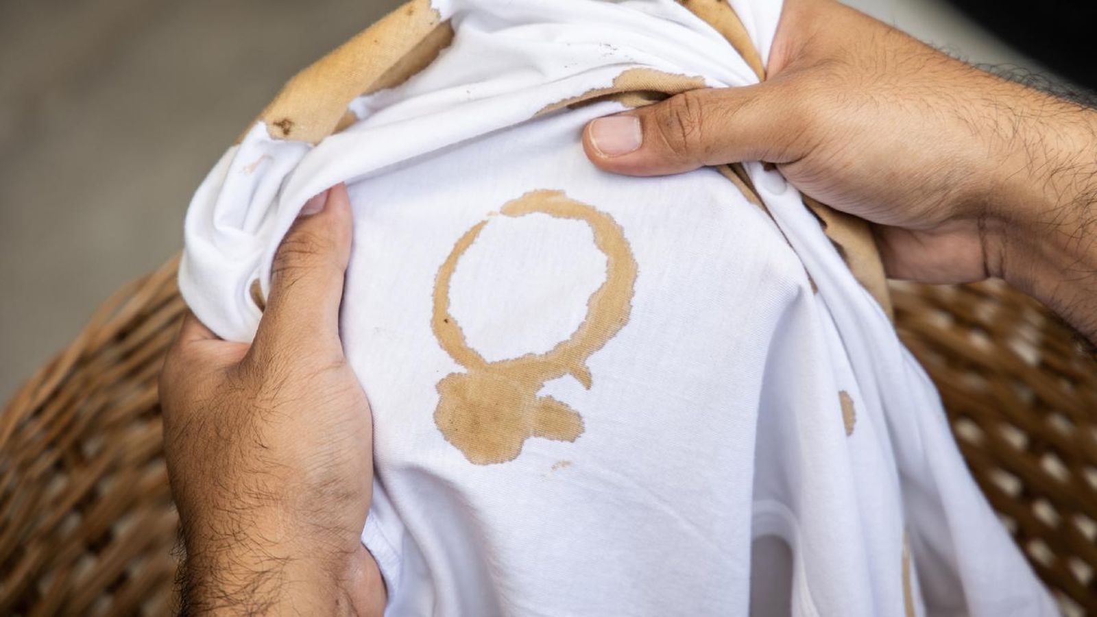 El barniz holandés es complicado de limpiar de la ropa.