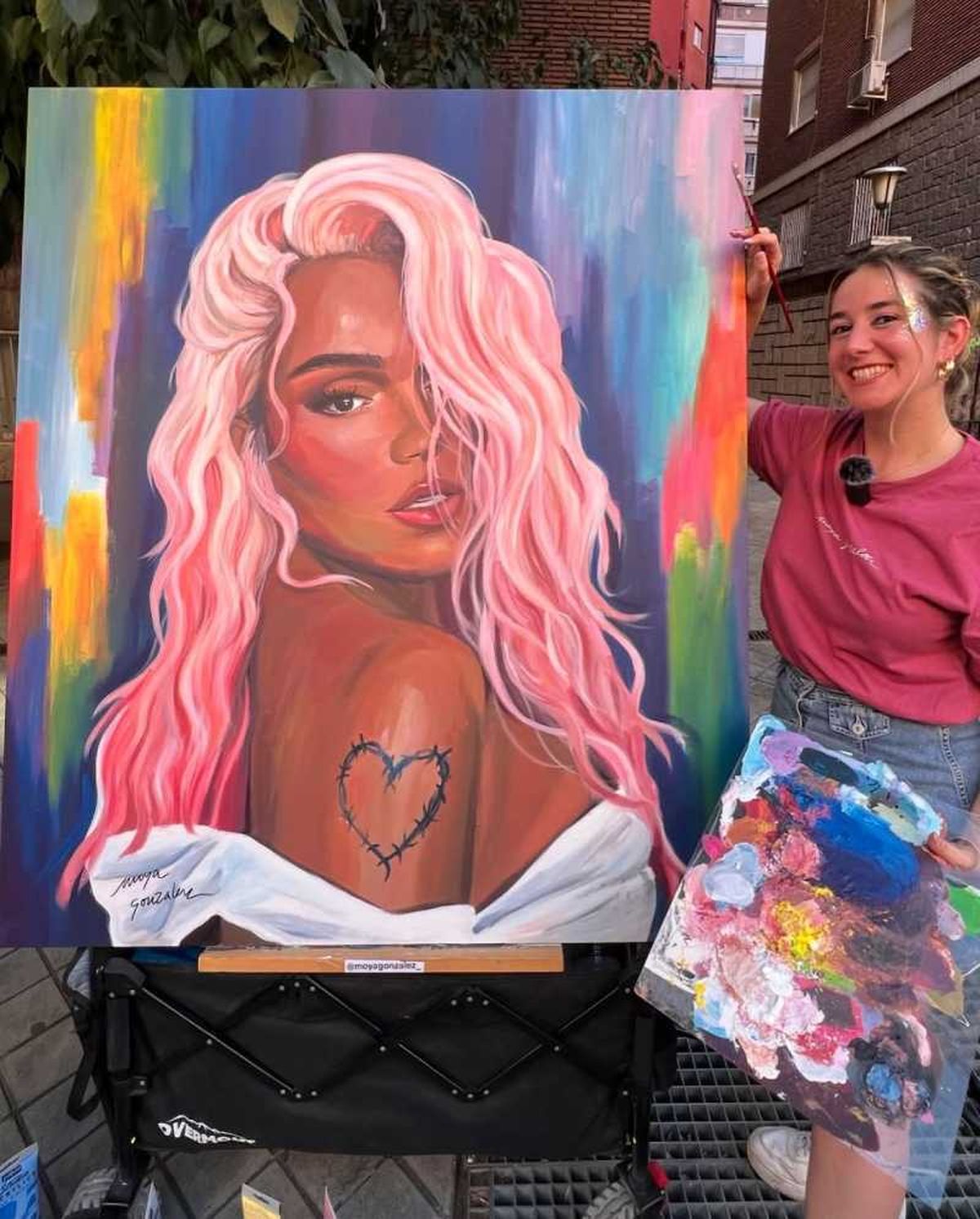 Esther Moya y el cuadro de Karol G.