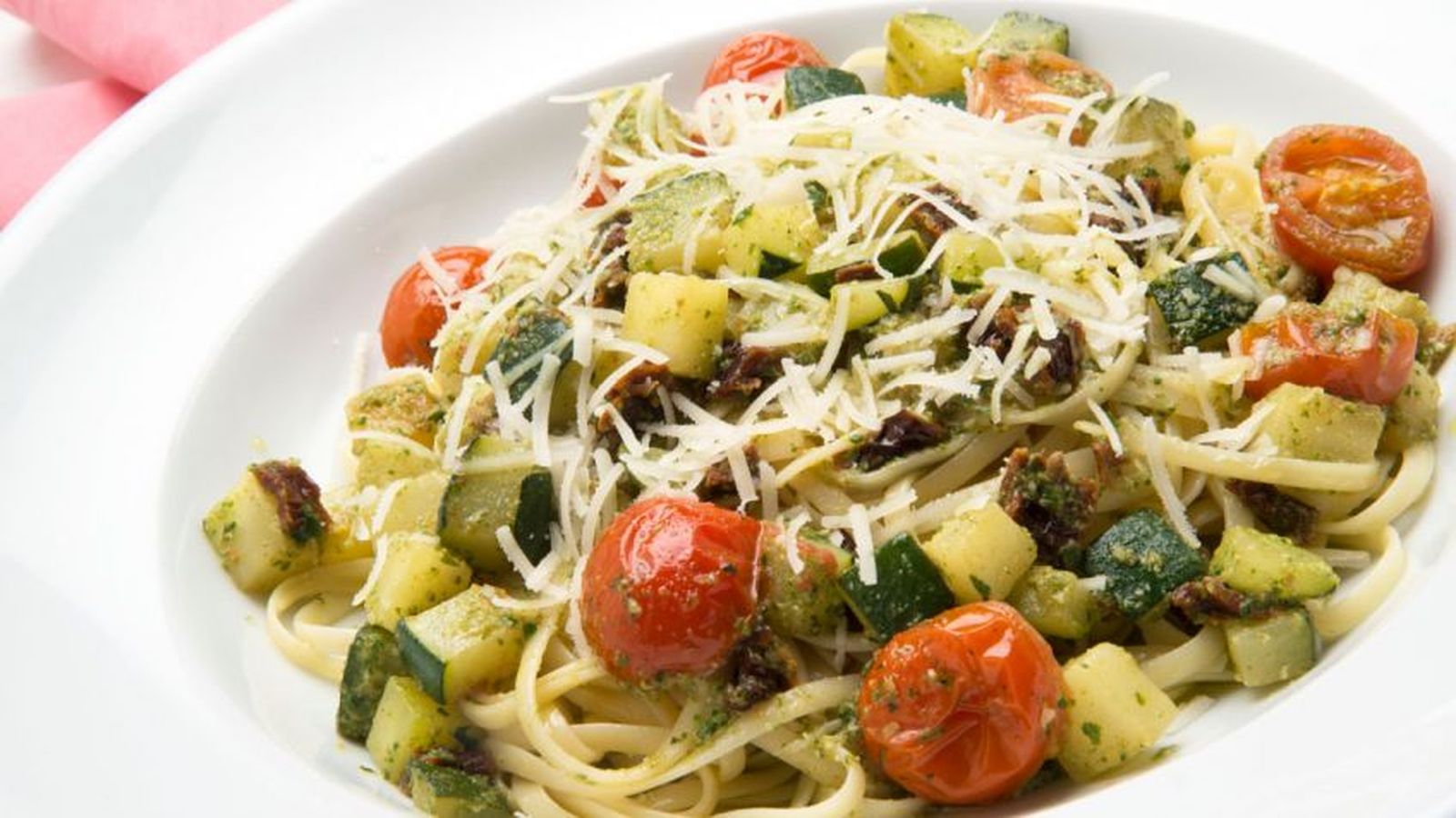 tallarines con verduras y salsa pesto tallarines con verduras y salsa pesto