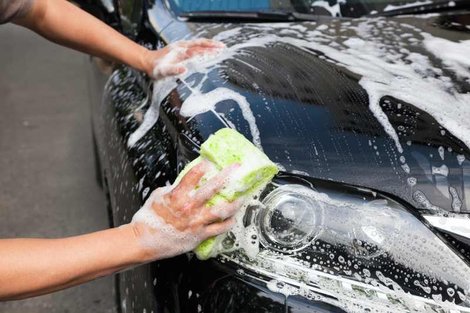 También puedes lavar el coche a mano en casa o en la calle También puedes lavar el coche a mano en casa o en la calle