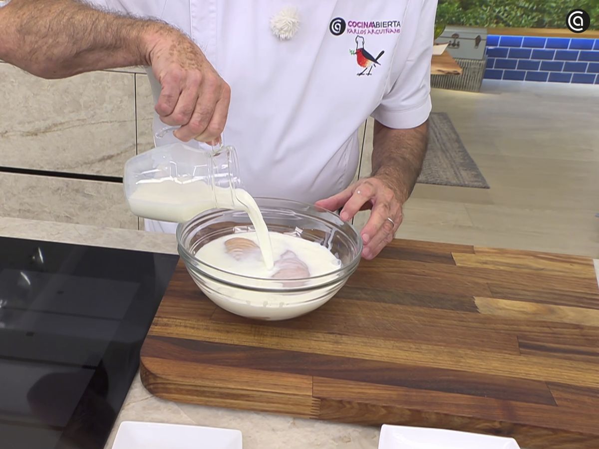 Cubre las pechugas por completo con la leche