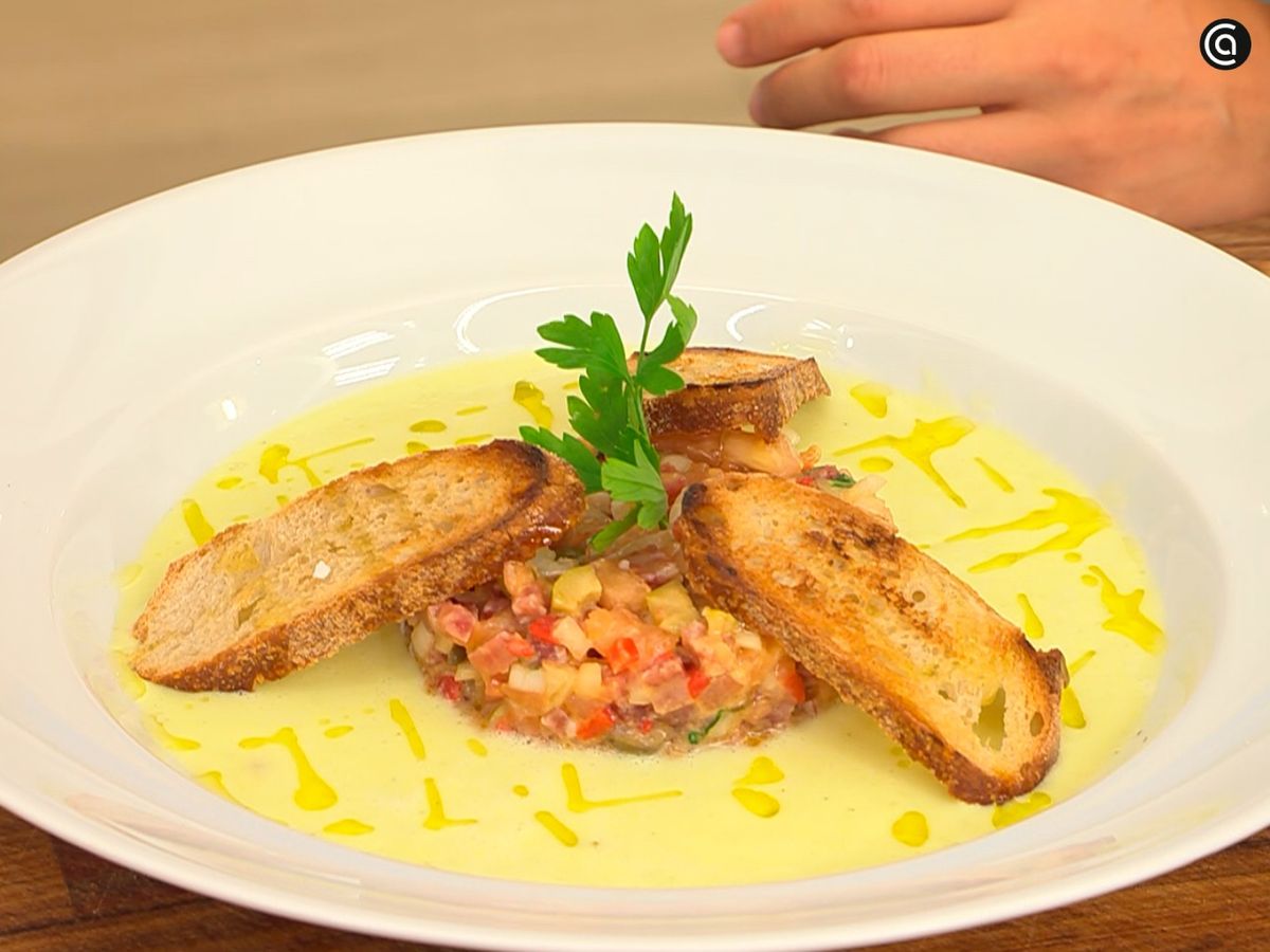Sirve el tartar de tomate con la crema de melón y decora con perejil