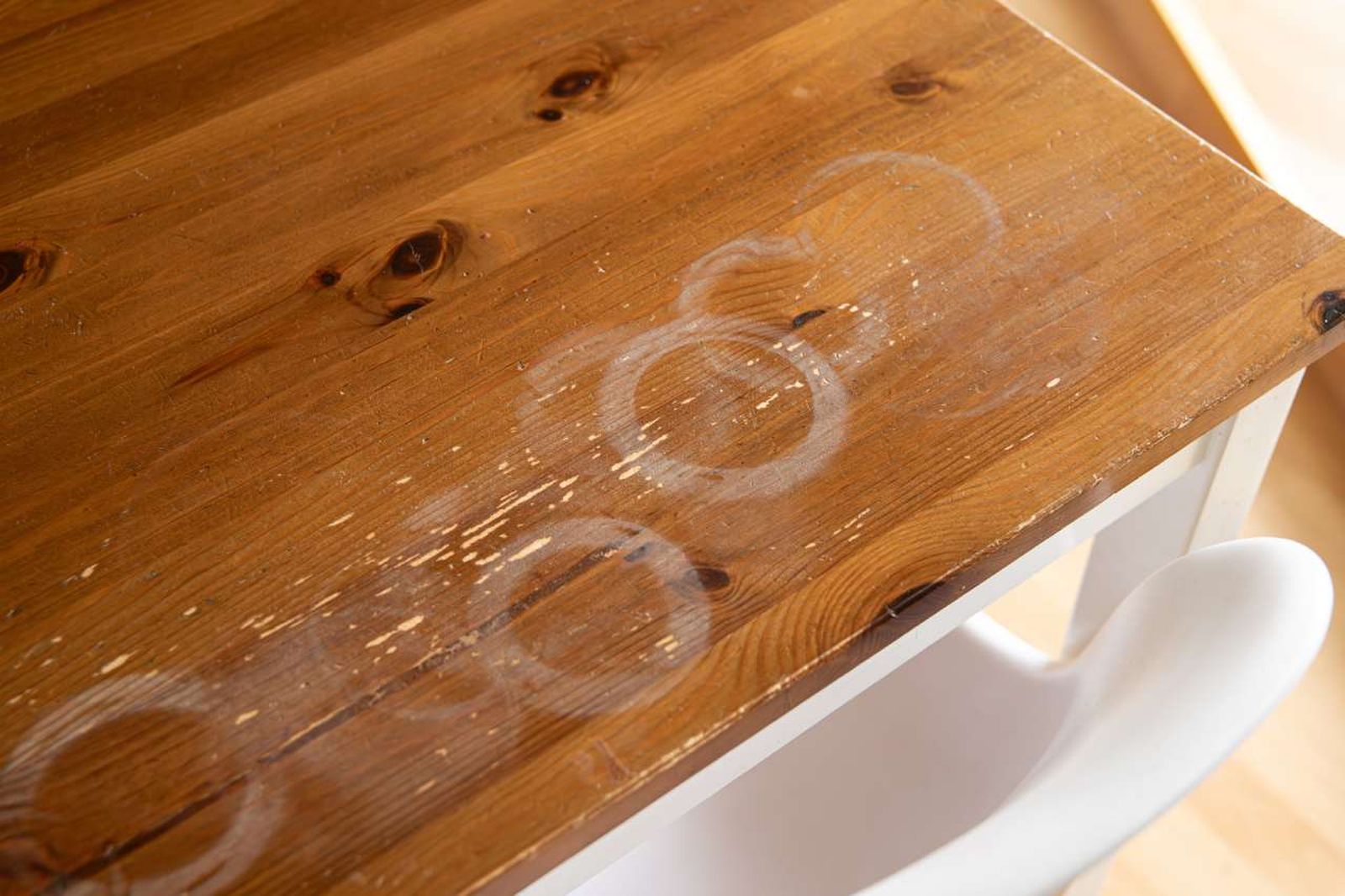 Marcas de vasos en una mesa de madera