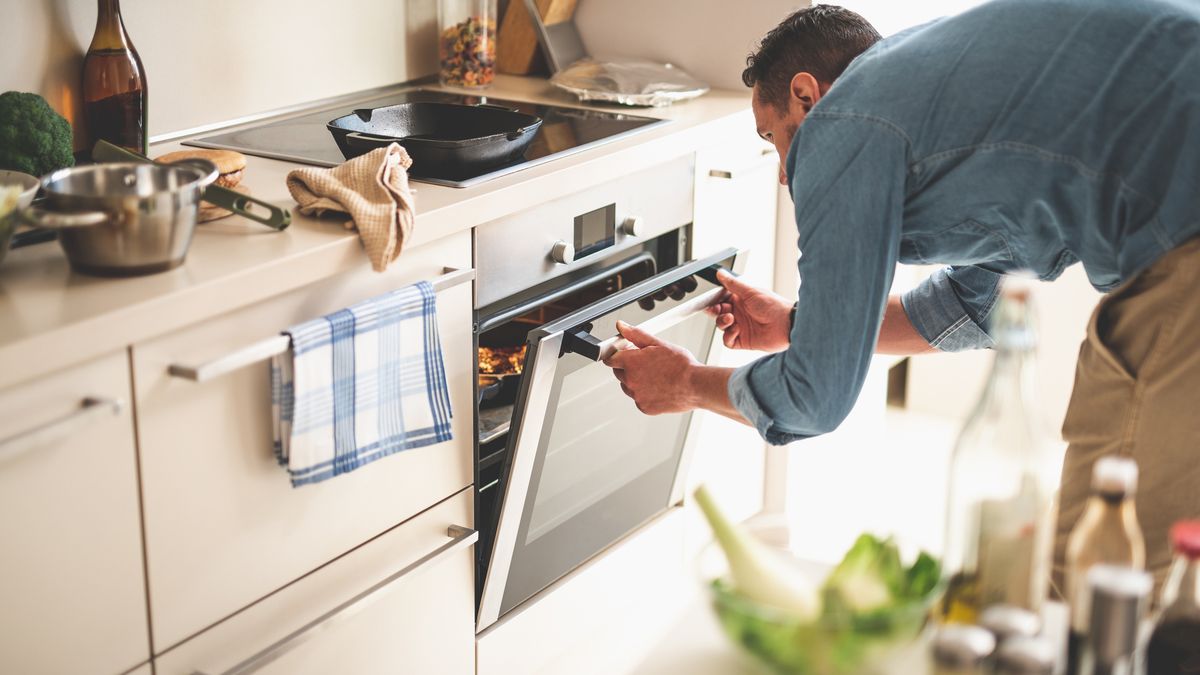 Un horno limpio calienta de forma más uniforme y consume menos