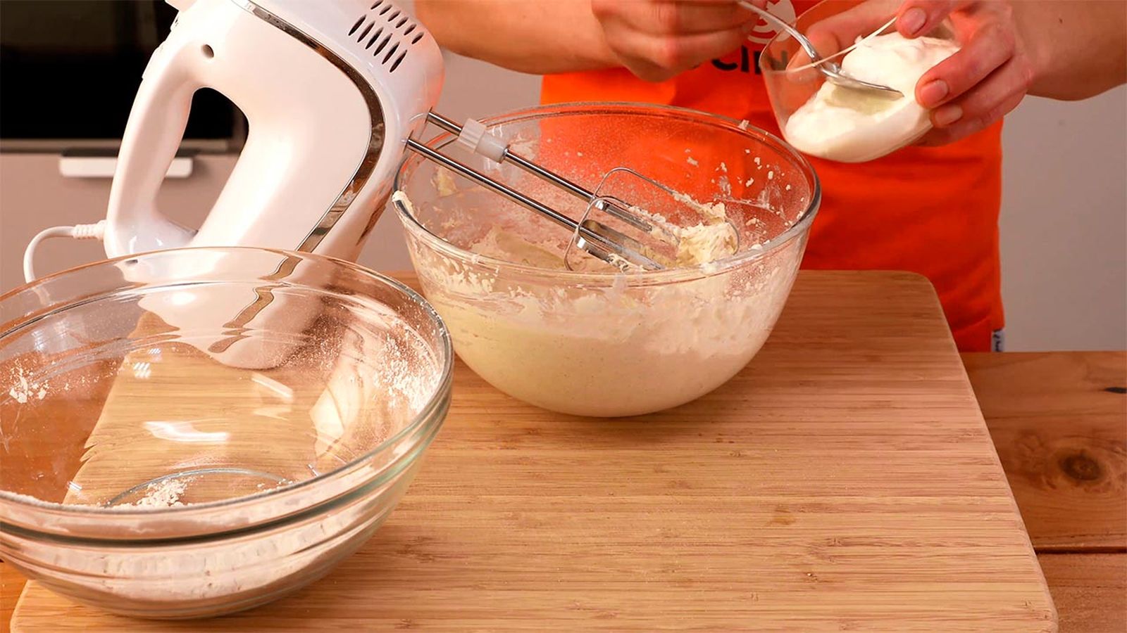 Mezcla el yogur con la harina y bátelo bien Tarta de ciruelas, un postre fácil al horno paso 4