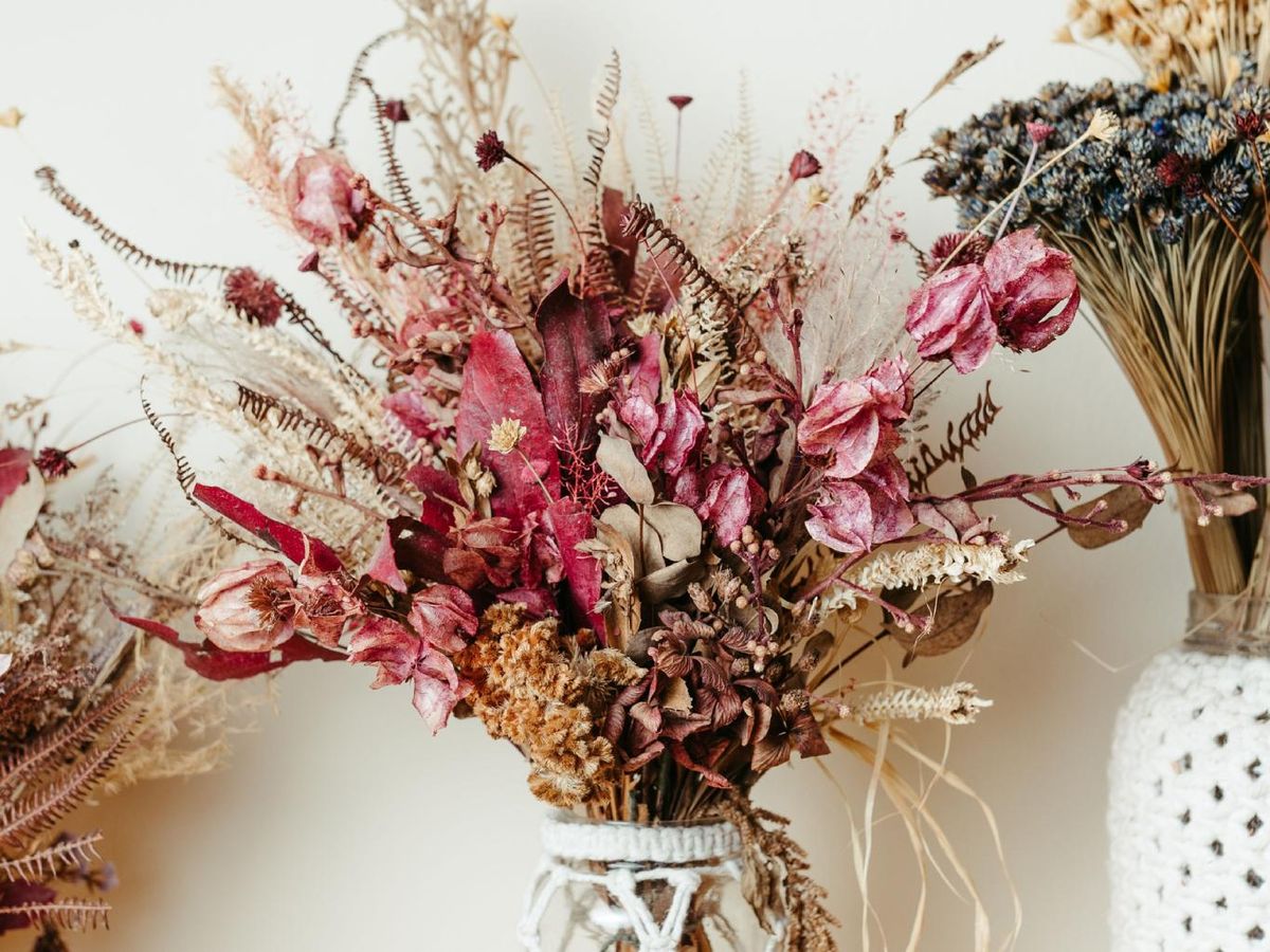 Ramo de flores secas rosas.