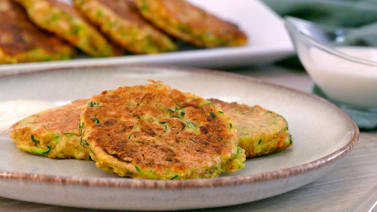 Receta de tortitas de calabacín con salsa de yogur  paso 6