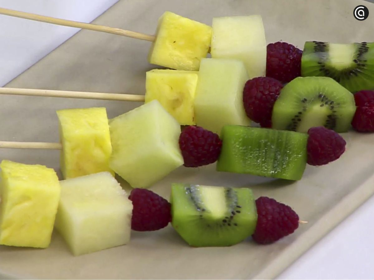 Prepara las brochetas de frutas intercalando diferentes colores