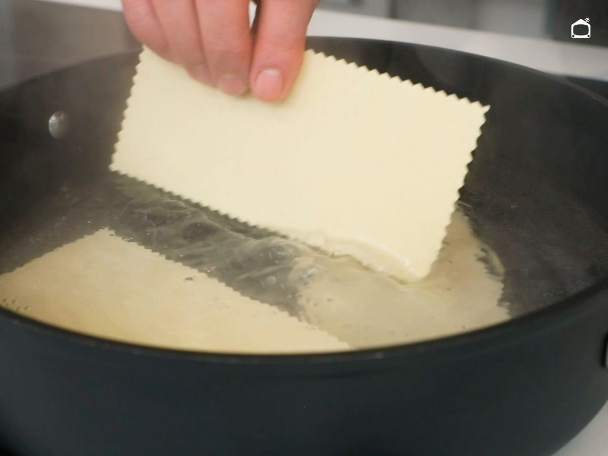 Cuece las láminas de lasaña