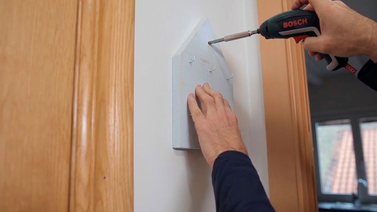 Cómo hacer un cuelga llaves con forma de casa paso 8