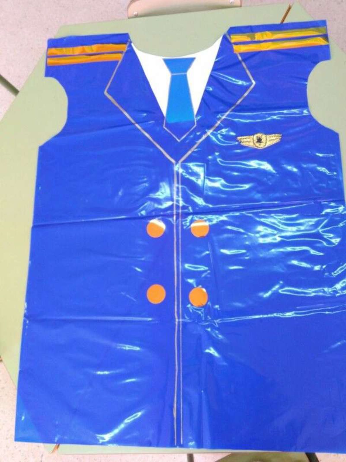 Disfraz de piloto de aviación utilizando una bolsa de basura