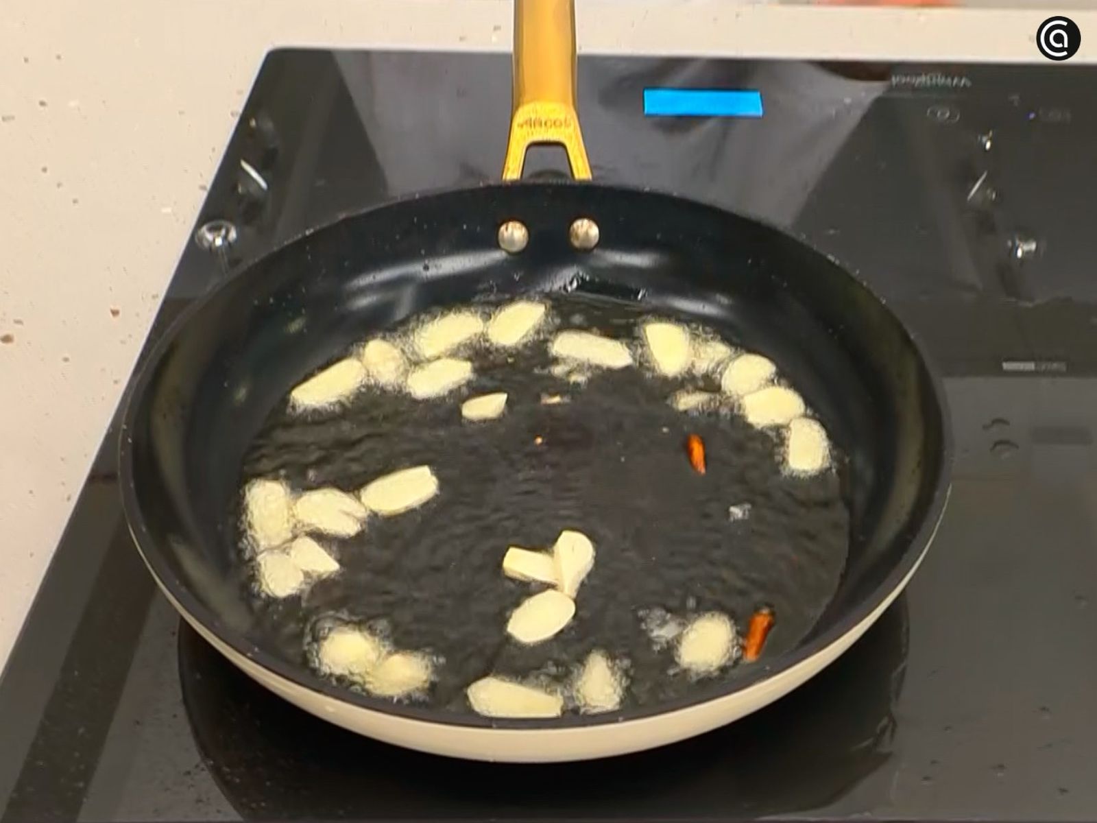 Prepara el refrito con ajo, guindilla y aceite Prepara el refrito con ajo, guindilla y aceite