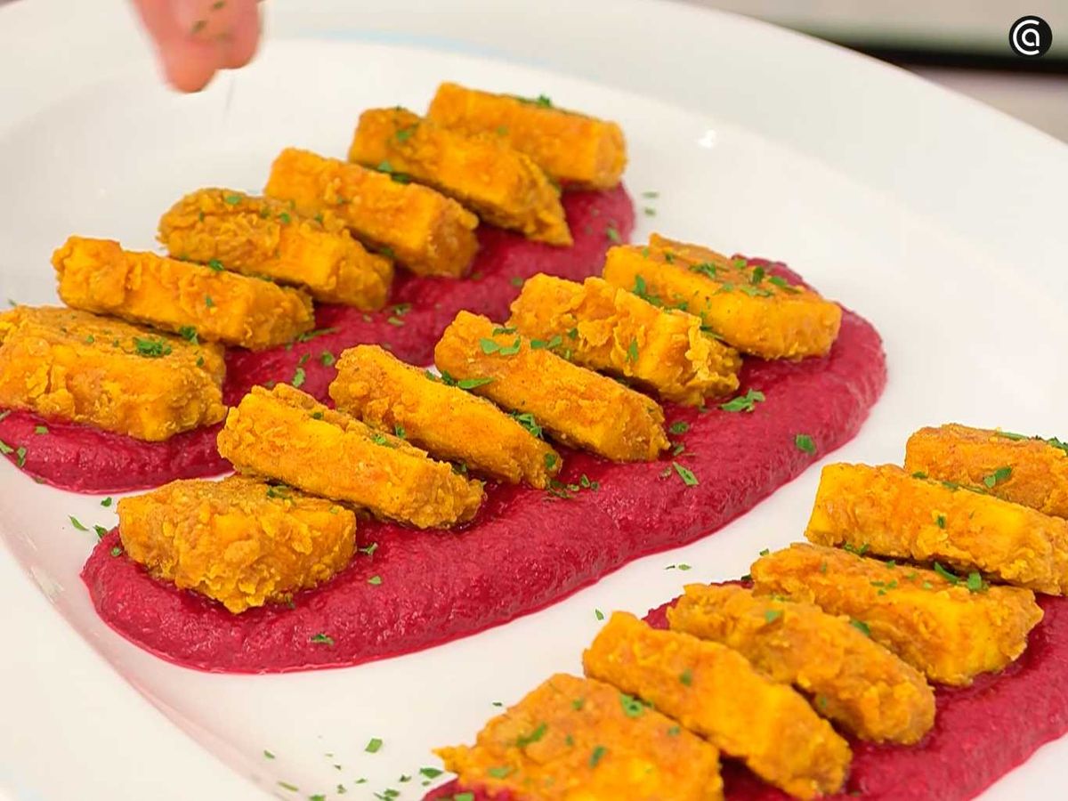 Sirve los nuggets de tofu con romesco de remolacha
