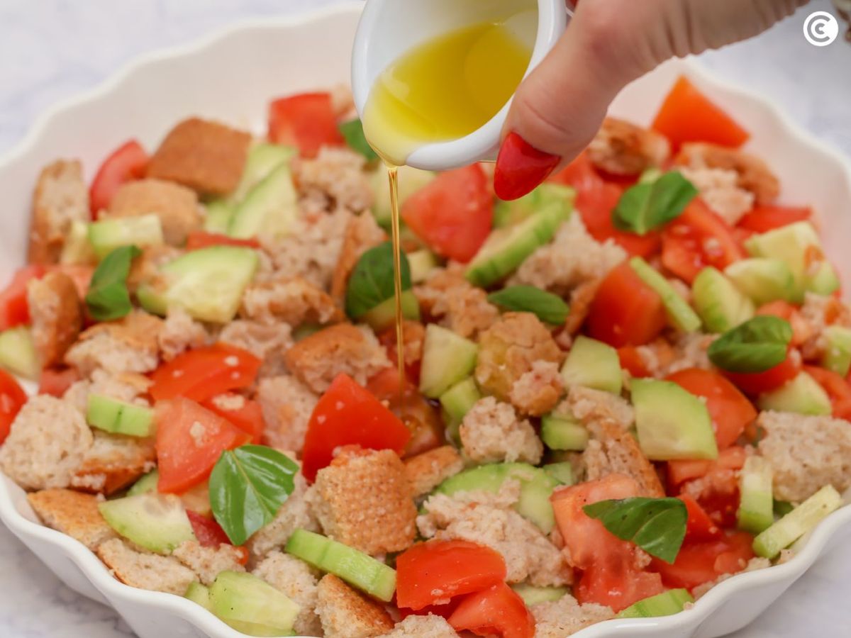 Aliñar la panzanella
