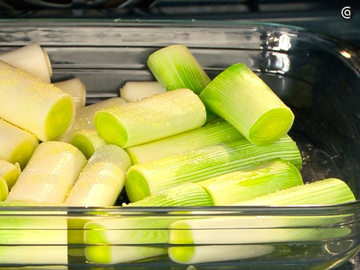 Corta los puerros y cocínalos en el horno