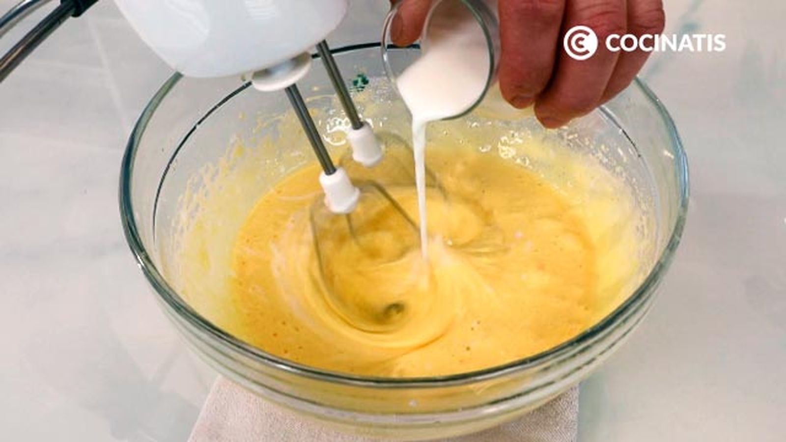 Añade poco a poco la leche a la mezcla Receta de magdalenas de chocolate y avellanas paso 1
