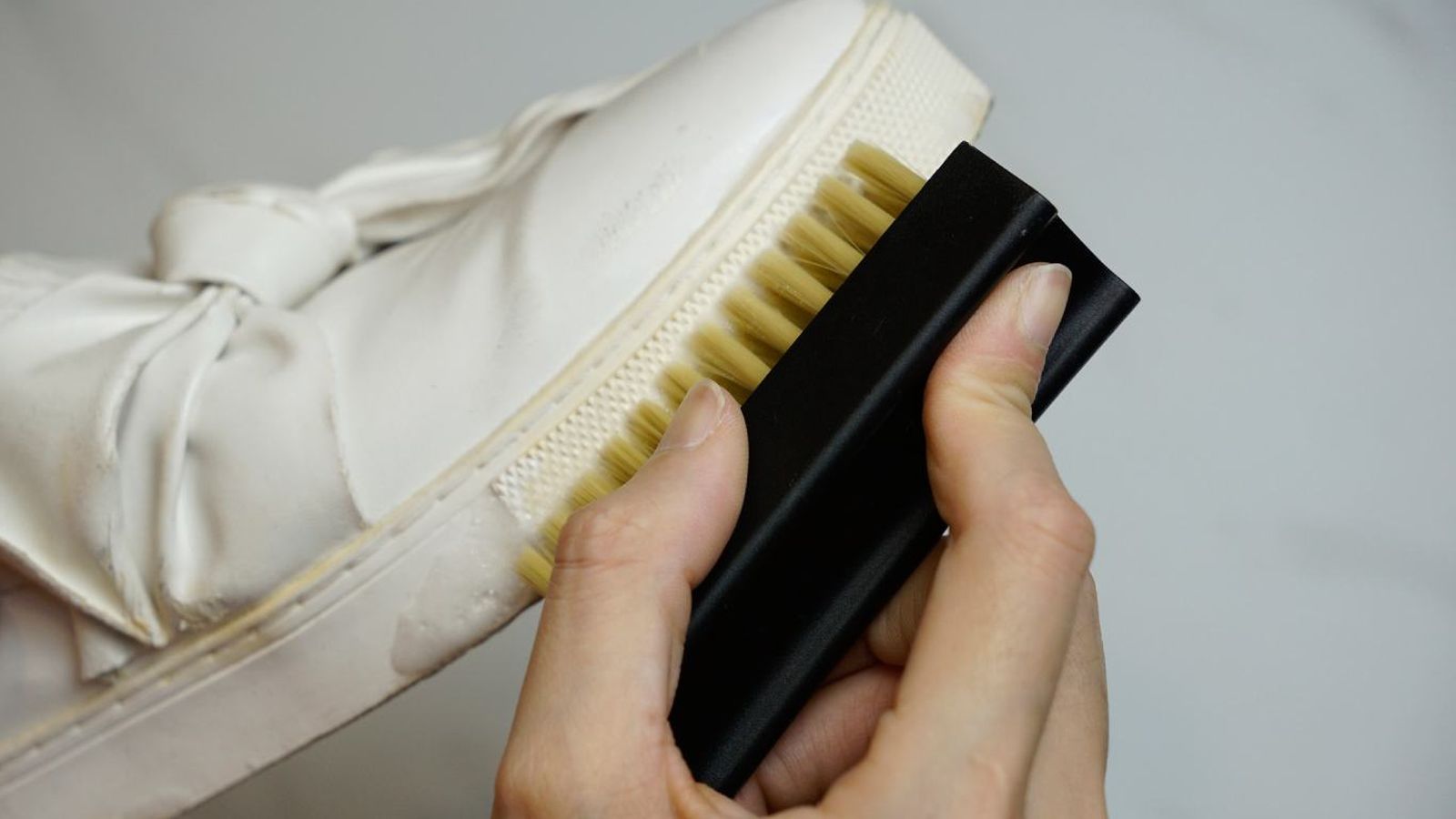 Cepilla los zapatos para eliminar residuos o suciedad. Cepilla los zapatos para eliminar residuos o suciedad.
