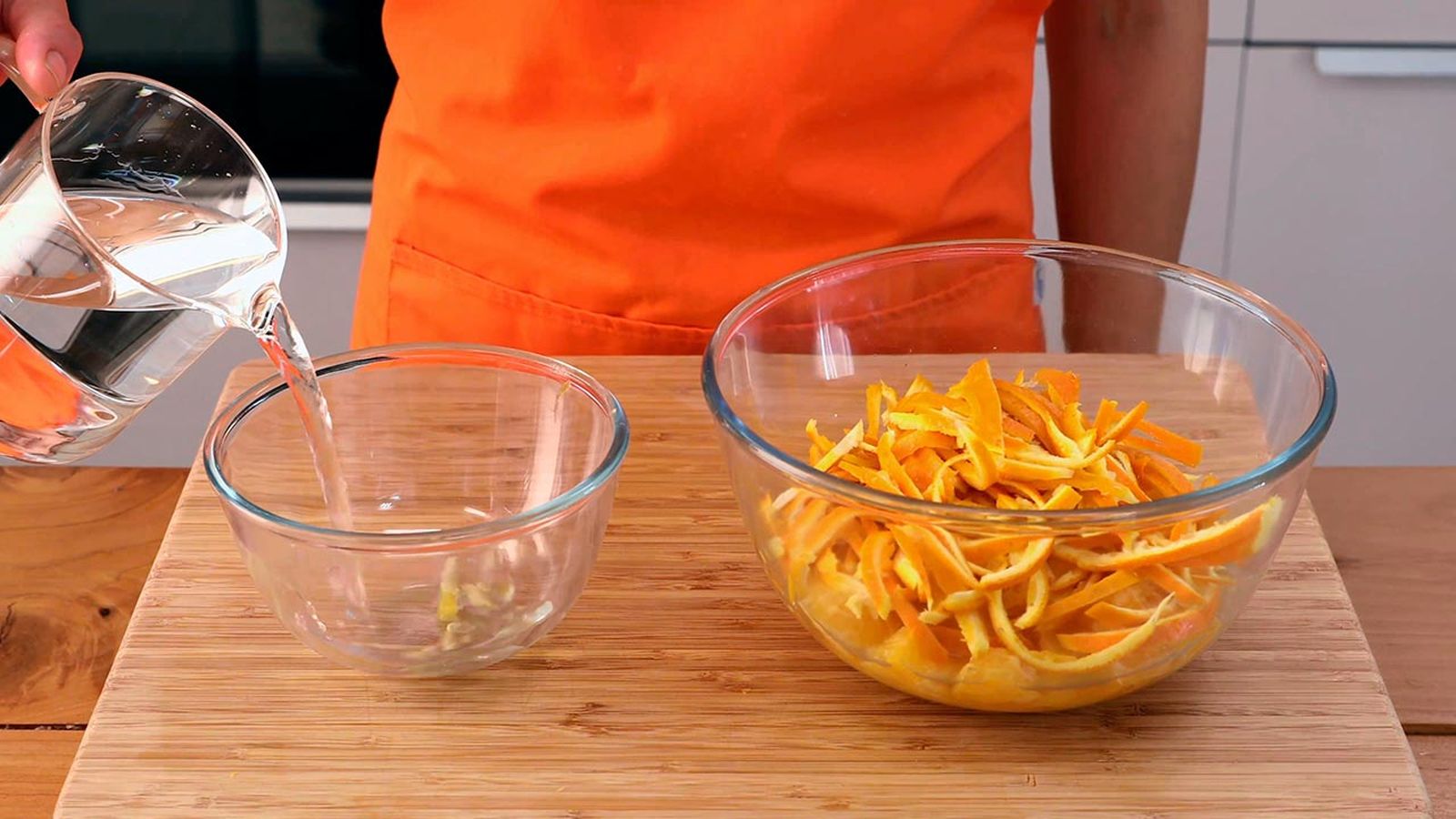 Añade un litro de agua por cada kilo de naranjas Receta de mermelada de naranja paso 2