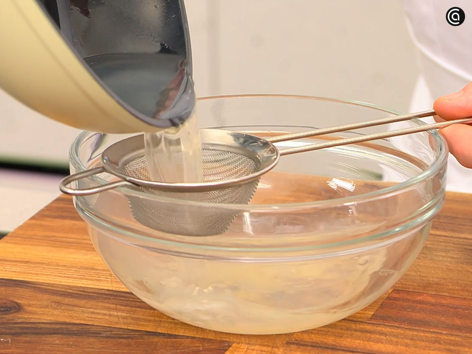 Cuela el caldo de la cocción de los berberechos