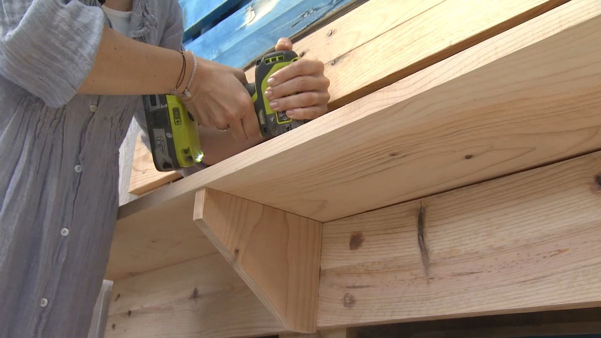 Deco739 Salón moderno con estantería de pales paso 6