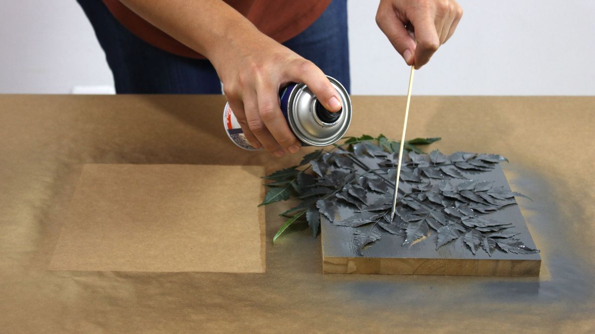 Cómo hacer cuadros con hojas y pintura paso 3