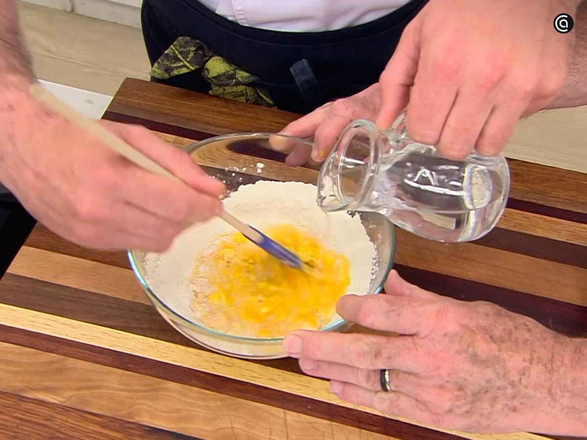 Prepara la tempura para rebozar el verdel