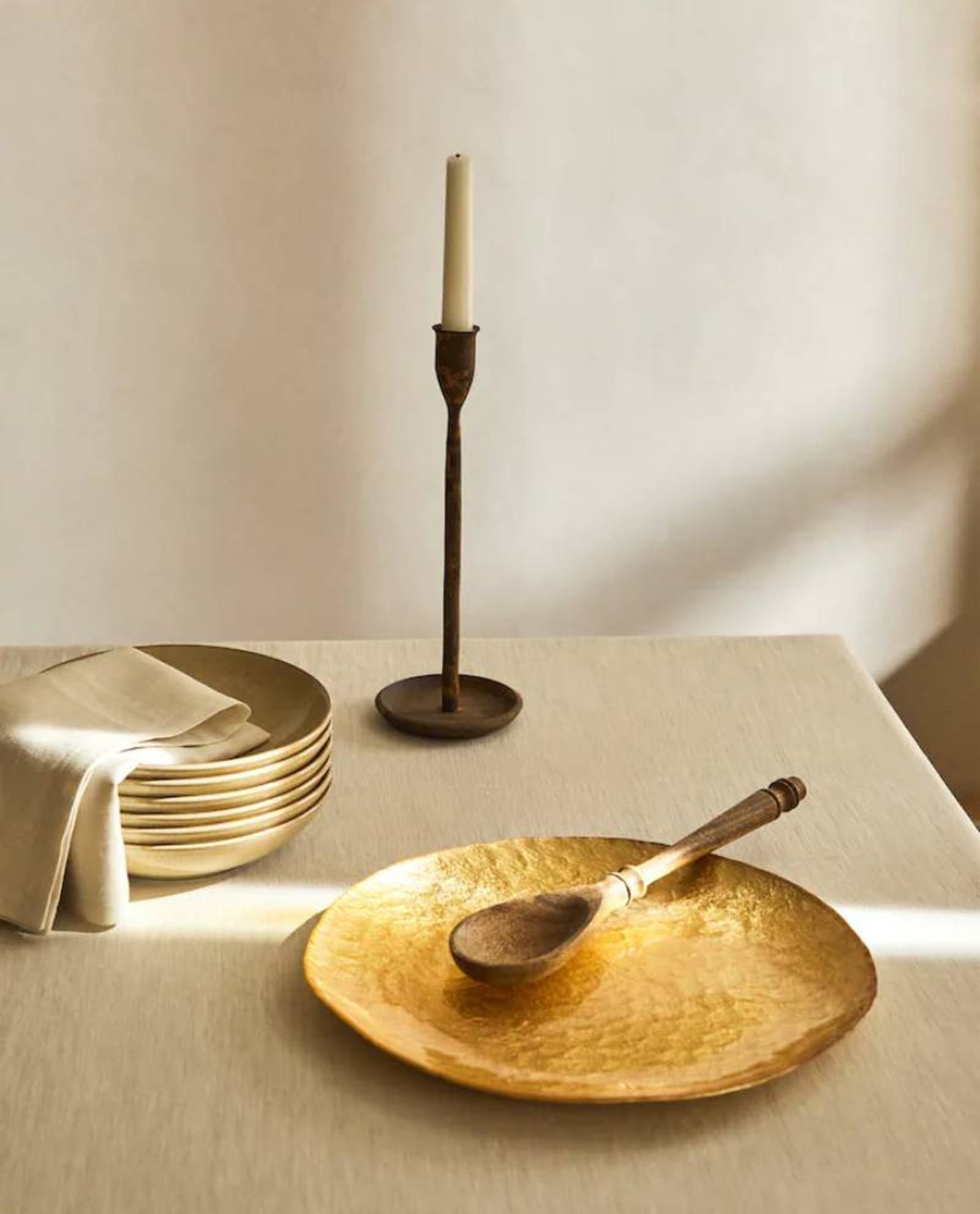Bajo plato dorado de Zara Home. Bajo plato dorado de Zara Home.