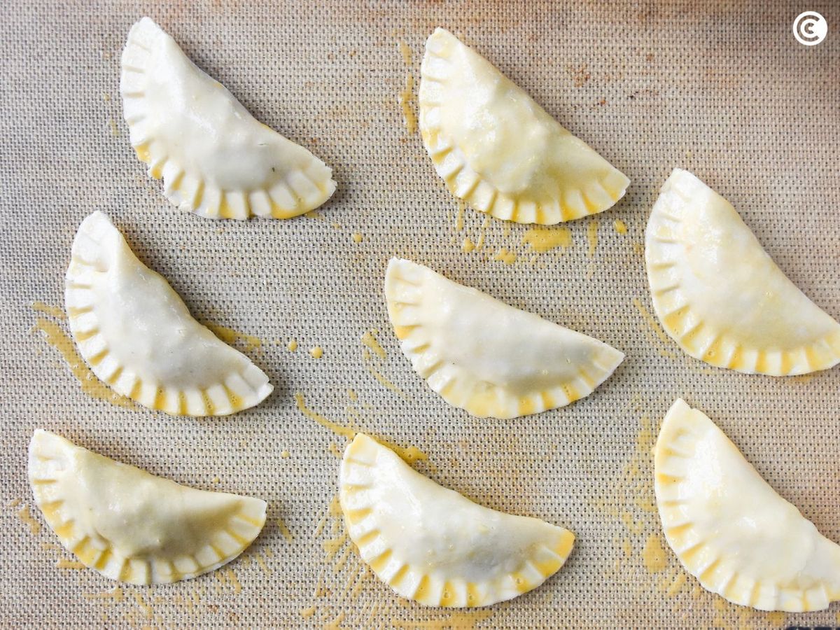 Pintar con huevo las empanadillas de pollo para hornear