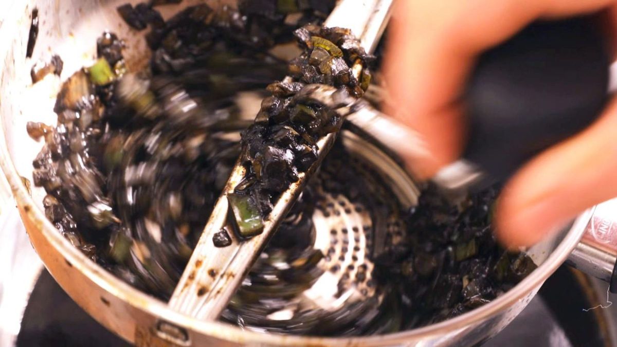 Chipirones rellenos en su tinta paso 6