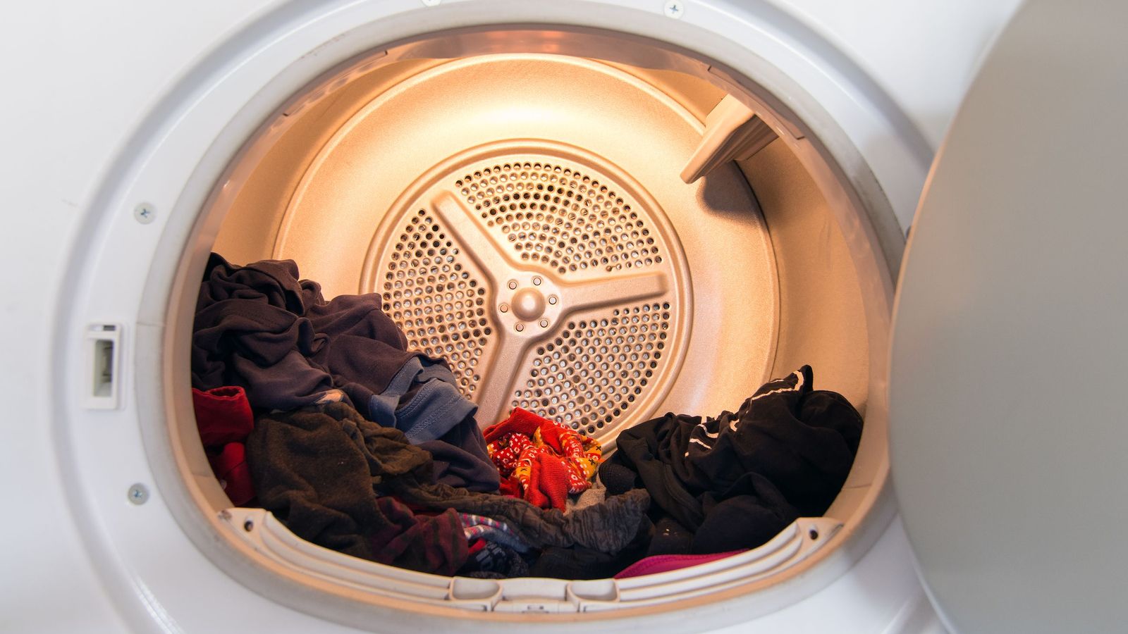 Es preferible aprovechar el calor de la calle para secar la ropa y evitar la secadora Es preferible aprovechar el calor de la calle para secar la ropa y evitar la secadora