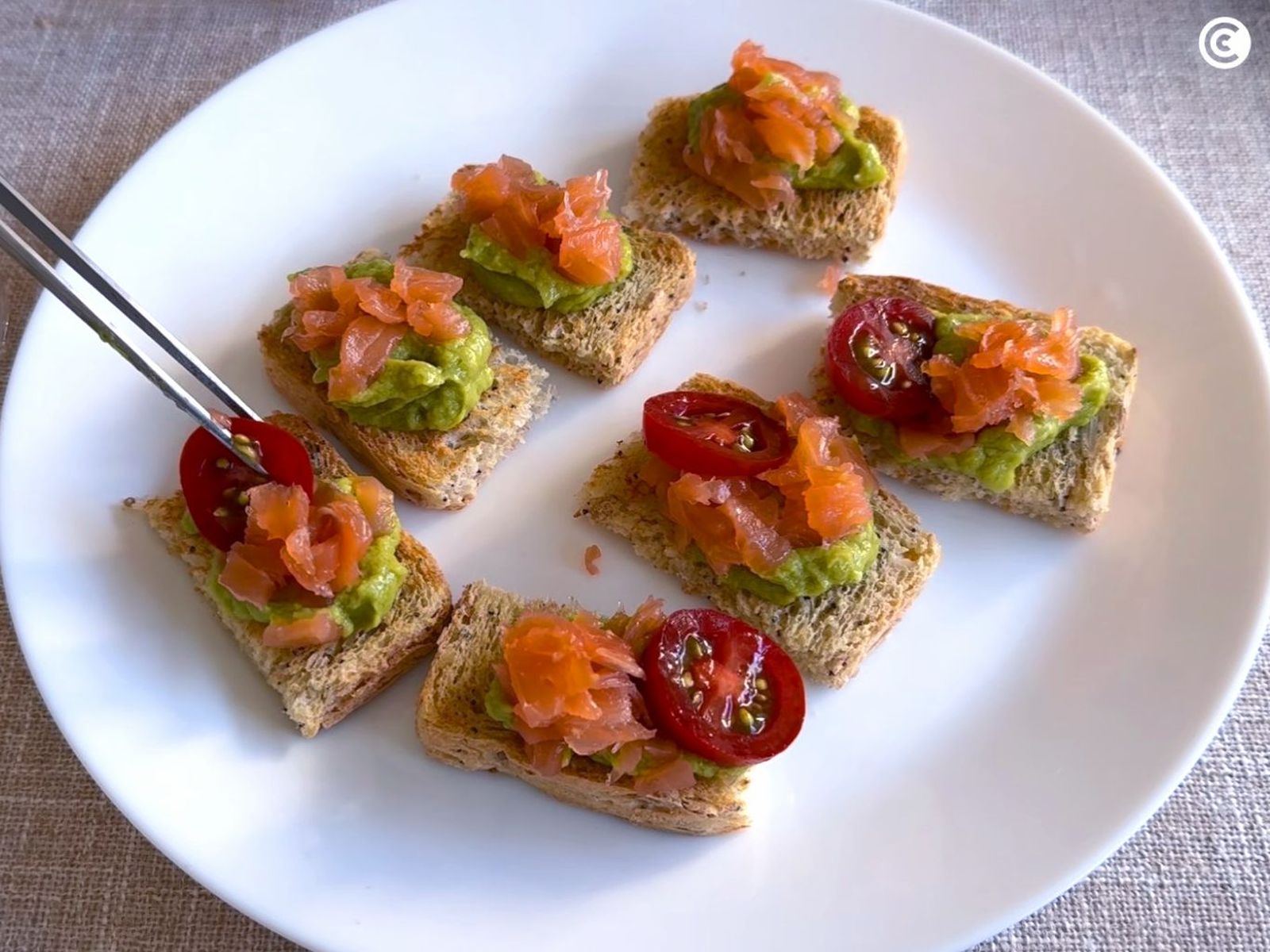 Canapés de Navidad con salmón ahumado y aguacate