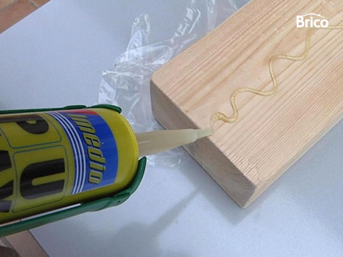 Aplicar adhesivo de montaje