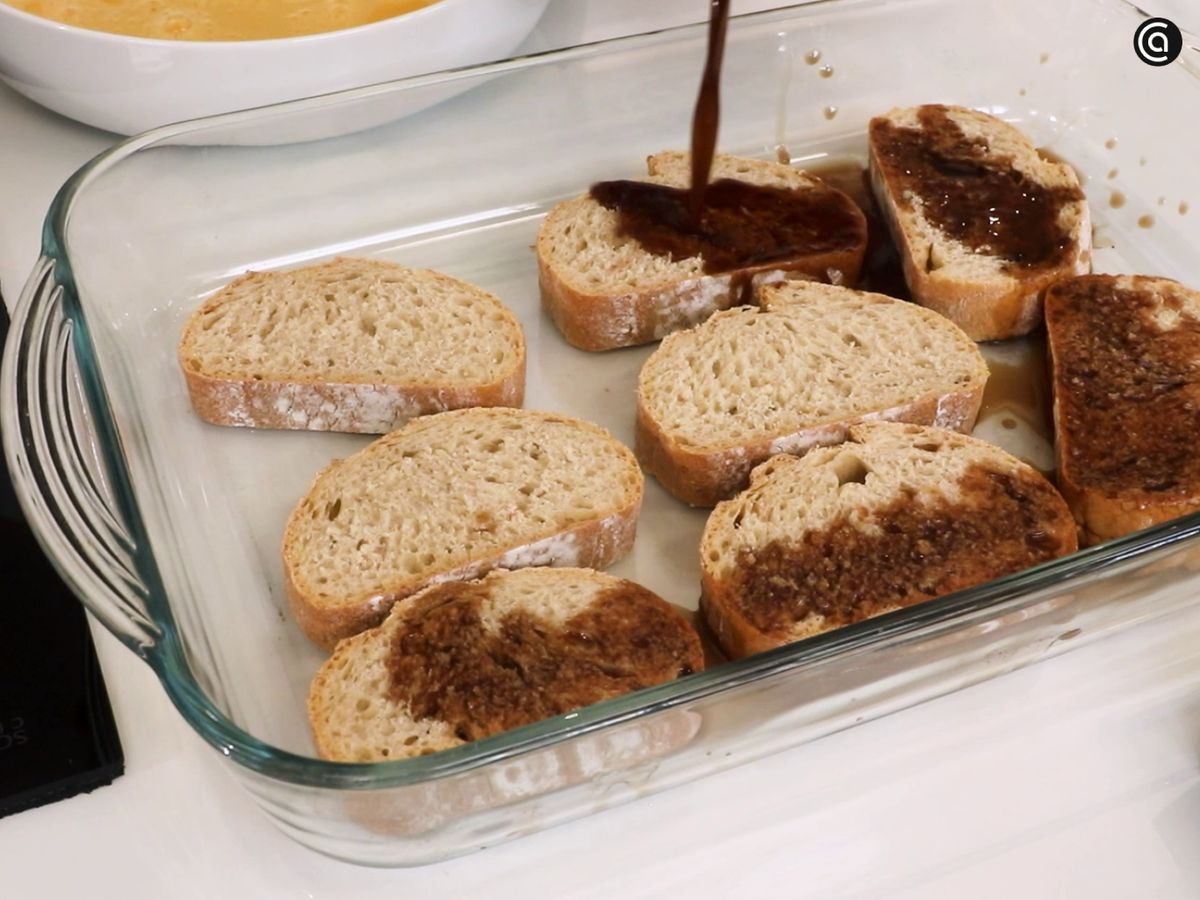 Remoja las torrijas de café cuando el almíbar esté tibio y déjalas reposar