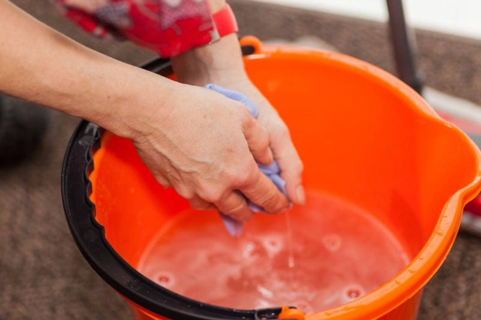 Esta agua sirve perfectamente para limpiar superficies y objetos Esta agua sirve perfectamente para limpiar superficies y objetos