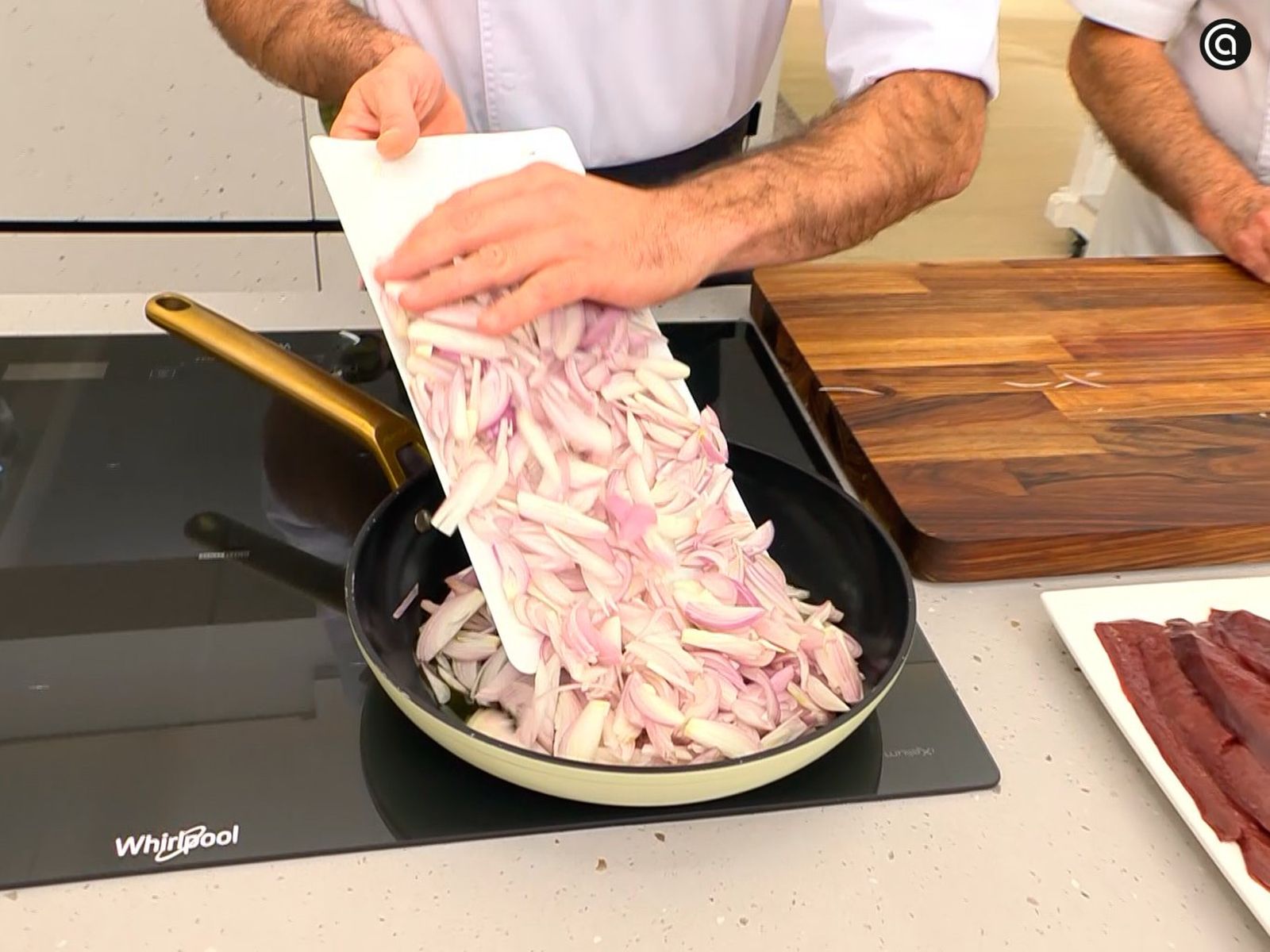 Cocina las chalotas lentamente hasta que se doren ligeramente Cocina las chalotas lentamente hasta que se doren ligeramente