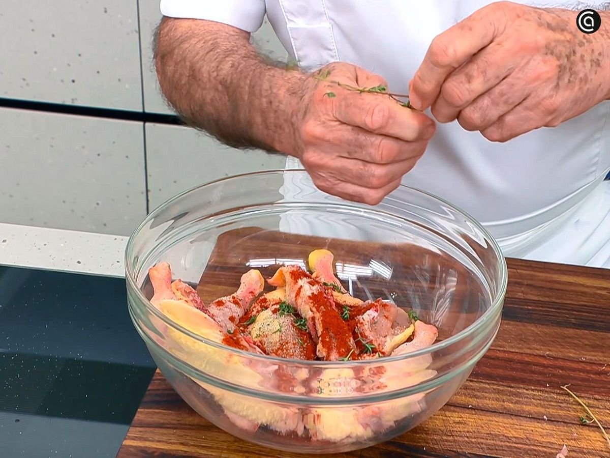 Adoba los picantones para hacerlos asados con habitas salteadas