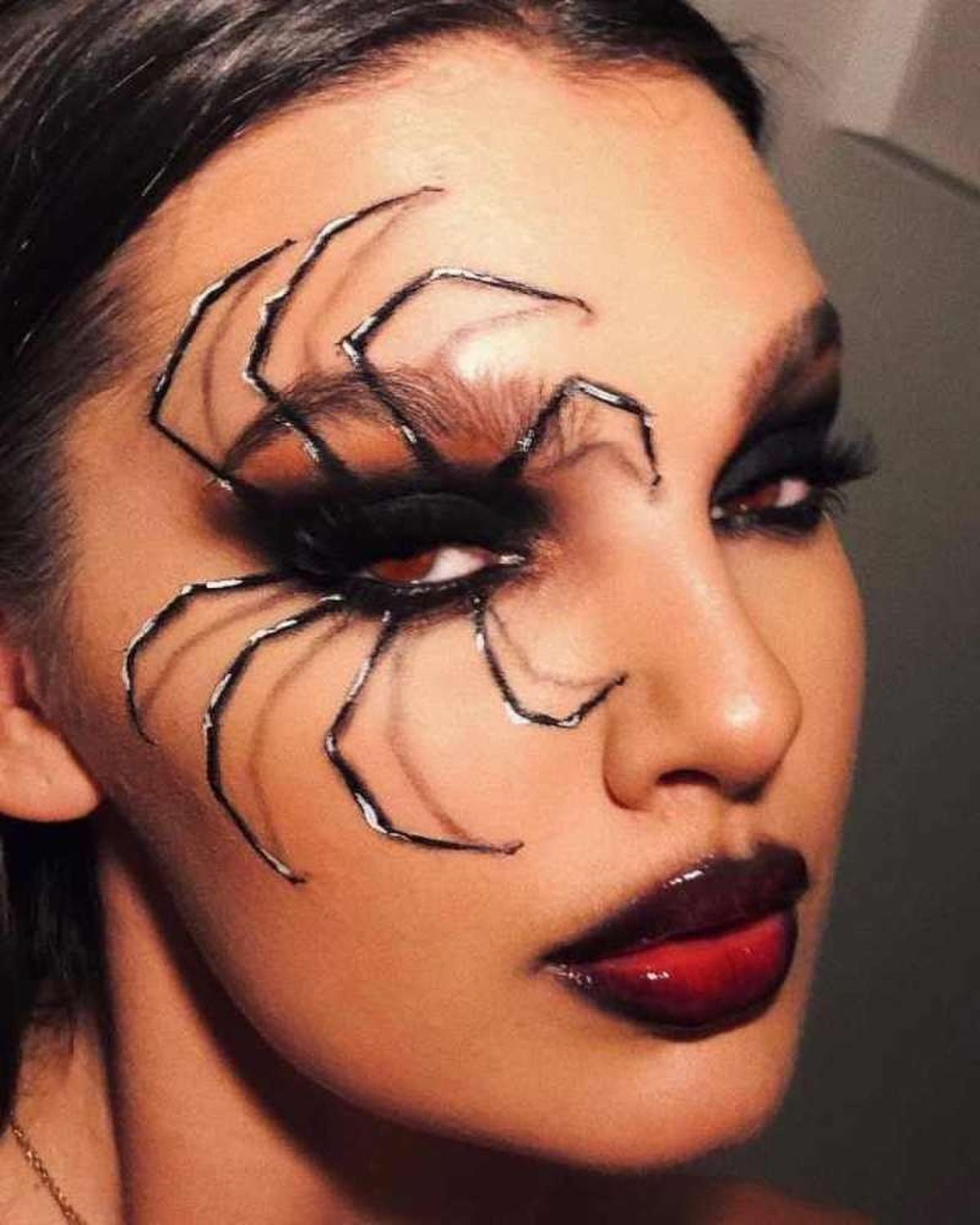 Maquillaje de Halloween para mujer con araña en la cara