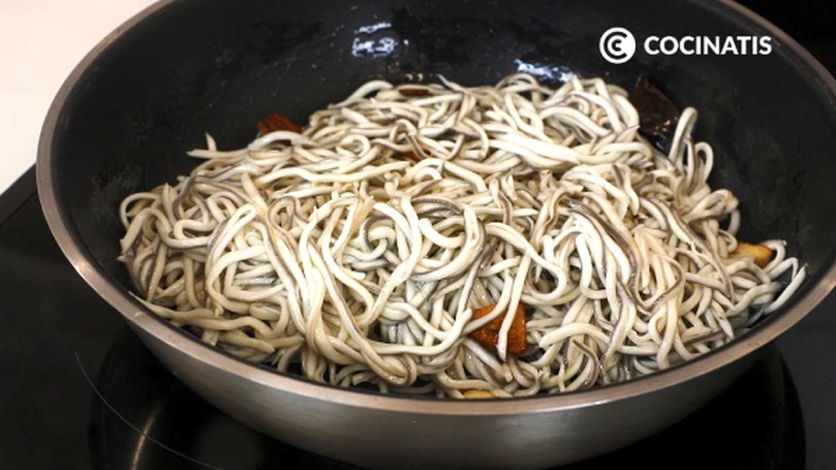 receta huevos rotos con gulas paso 3