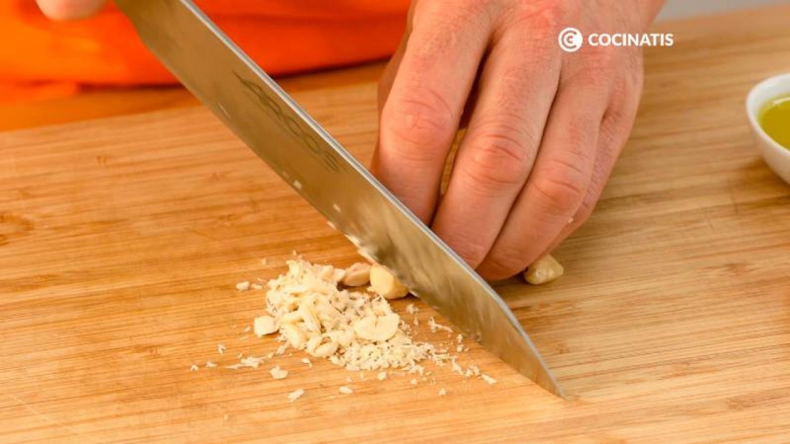 Haz una vinagreta con avellanas picadas, vinagre, sal y aceite de oliva Haz una vinagreta con avellanas picadas, vinagre, sal y aceite de oliva