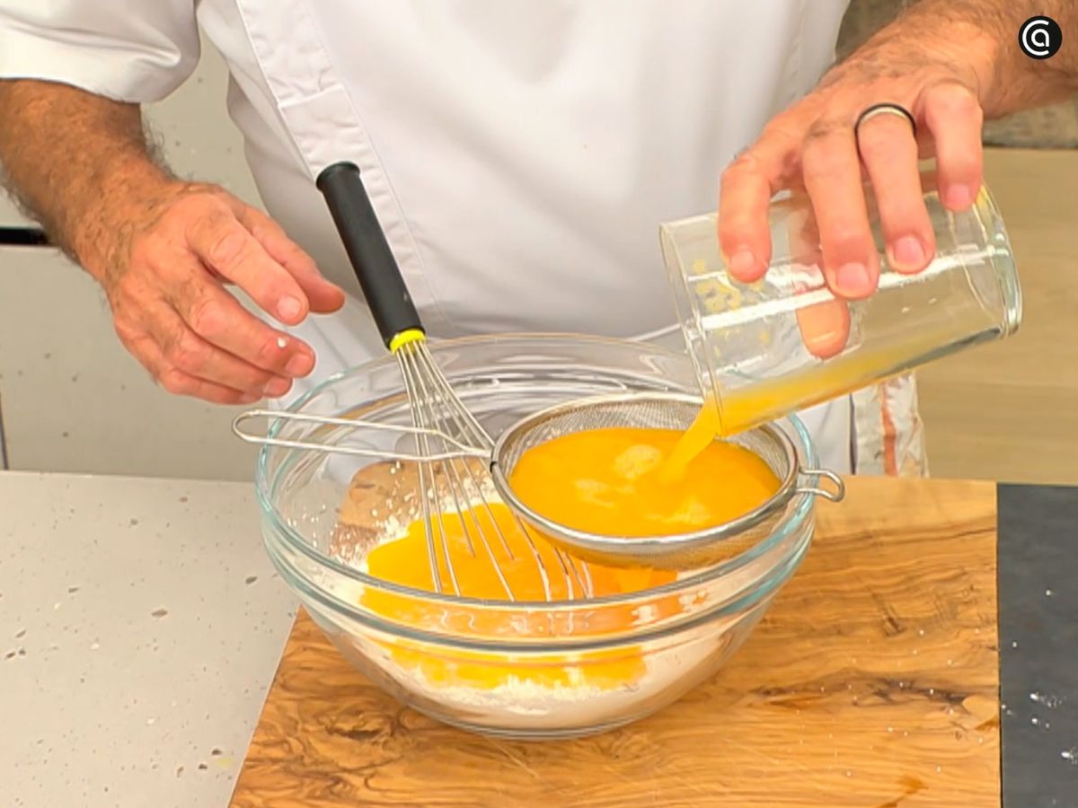 Integra el azúcar, la maicena y el zumo de naranja hasta obtener una mezcla homogénea