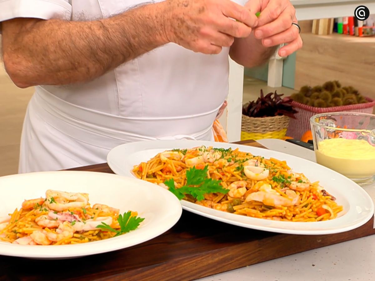 Decora la fideuá del senyoret con una hoja de perejil