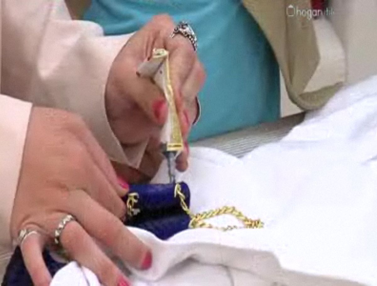 Poner una cadena dorada para personalizar una blazer.