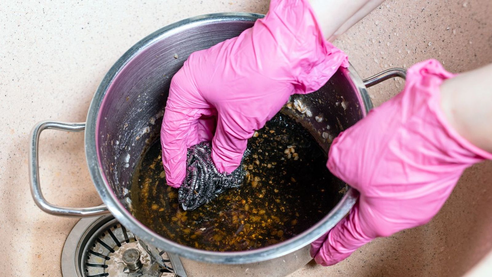 Cómo limpiar ollas quemadas