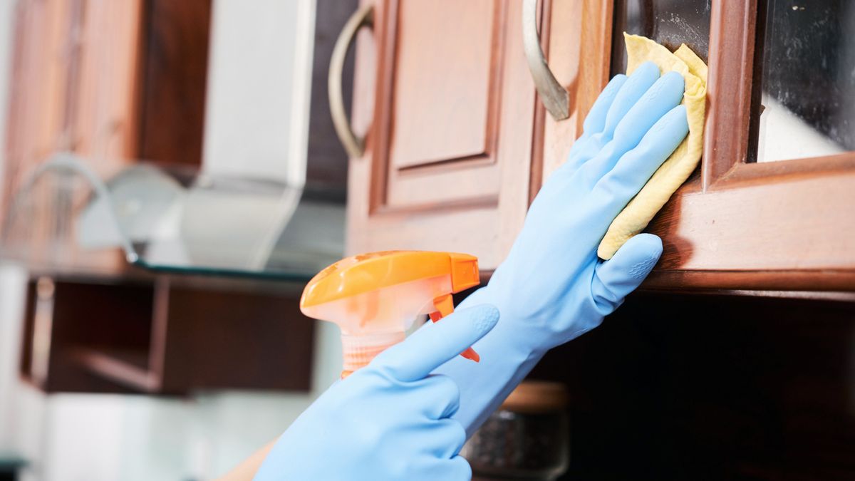 como eliminar las manchas de grasa de la cocina armarios